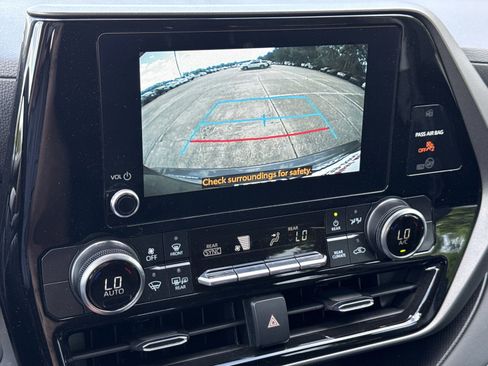 Used 2025 Toyota Highlander LE FWD image 24