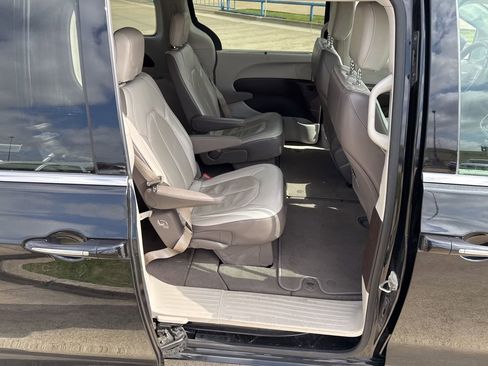 Used 2018 Chrysler Pacifica Touring-L w/ Advanced Safetytec Group image 12