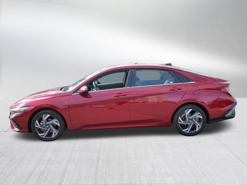 Used 2025 Hyundai Elantra SEL FWD image 4