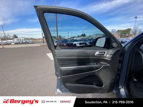 Used 2017 Jeep Grand Cherokee Altitude image 23