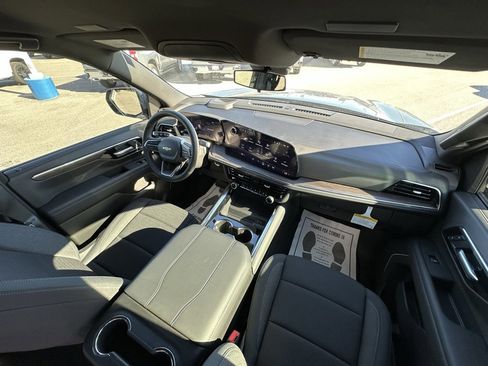 New 2026 Chevrolet Suburban LS image 9