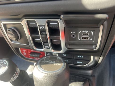 Used 2025 Jeep Gladiator Mojave w/ Safety Group image 50