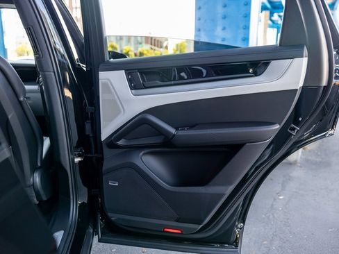 Certified 2025 Porsche Cayenne Coupe image 54