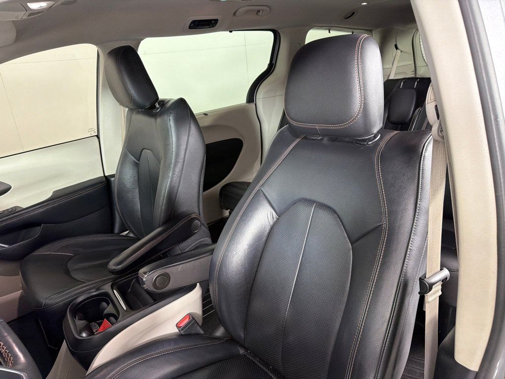 Used 2020 Chrysler Pacifica Touring-L FWD image 13