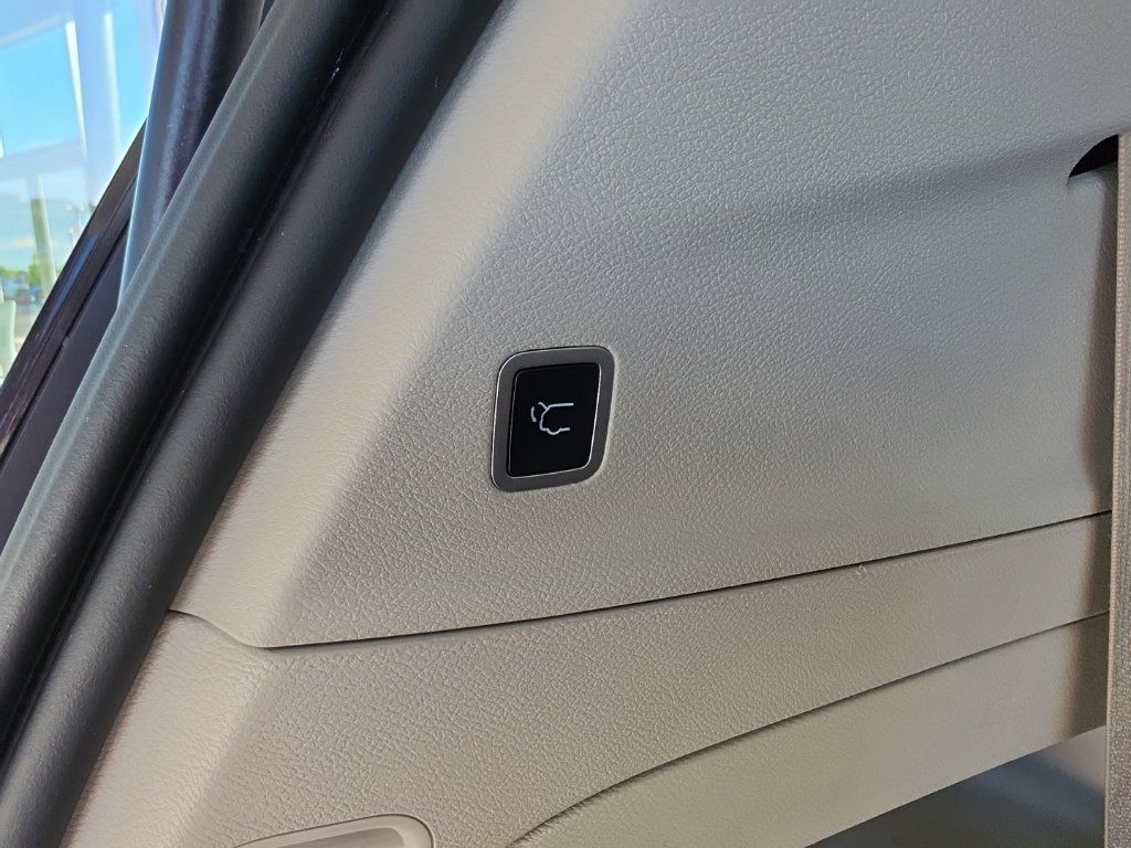 Used 2023 Chrysler Pacifica Touring-L FWD image 20