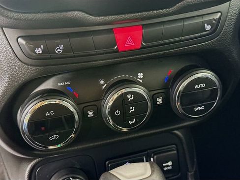 Used 2016 Jeep Renegade Latitude w/ Popular Equipment Group AWD/4WD image 17
