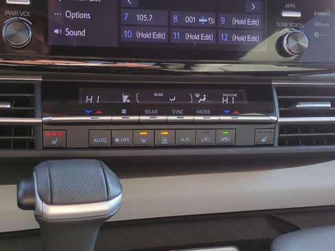 Used 2024 Toyota Sienna XLE image 24