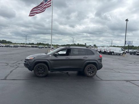 Used 2014 Jeep Cherokee Trailhawk w/ Comfort/Convenience Group AWD/4WD image 2