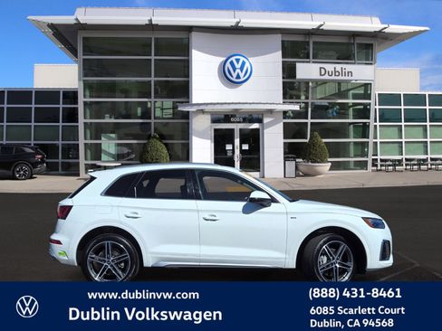 Used 2023 Audi Q5 e Premium w/ Convenience Package image 3