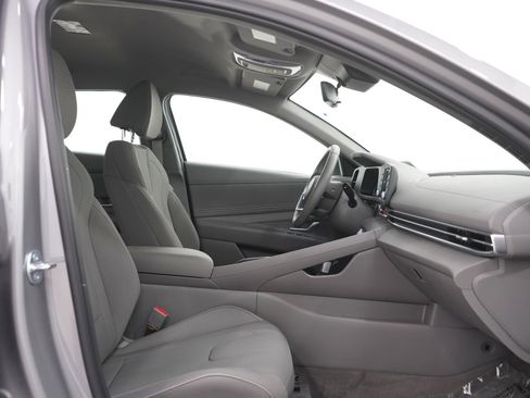 Certified 2025 Hyundai Elantra Sport FWD image 11