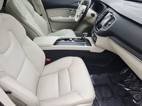 Used 2020 Volvo XC90 T5 Momentum image 3