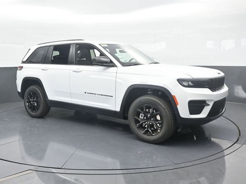 Used 2025 Jeep Grand Cherokee Altitude image 8