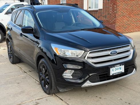 Used 2018 Ford Escape SE w/ SE Sync 3 Package AWD/4WD image 3