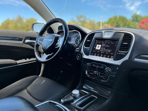 Used 2019 Chrysler 300 Touring RWD image 15