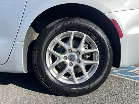 Used 2024 Chrysler Pacifica Touring-L FWD image 10