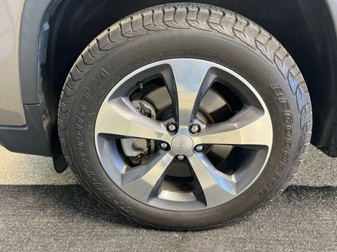 Used 2019 Jeep Cherokee Limited image 16