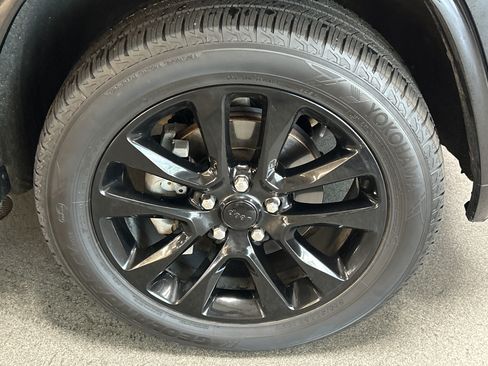 Used 2018 Jeep Grand Cherokee Altitude AWD/4WD image 12