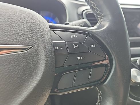 Used 2019 Chrysler Pacifica Touring Plus w/ S Appearance Package FWD image 17