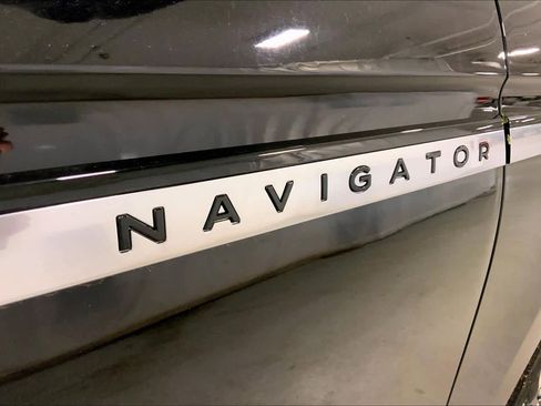 Used 2025 Lincoln Navigator Reserve image 9