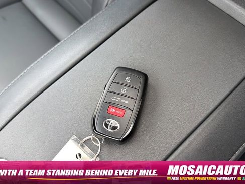 Used 2024 Toyota Highlander XLE AWD/4WD image 9