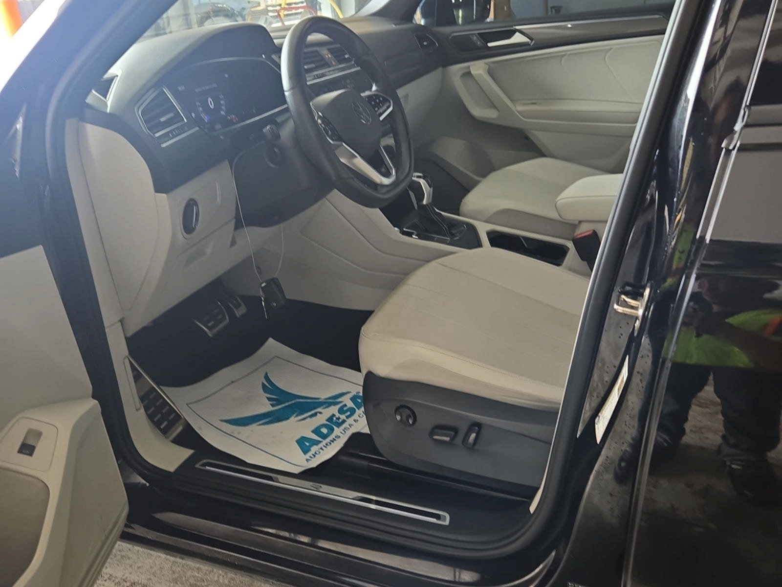 Used 2022 Volkswagen Tiguan SE R-Line FWD image 6