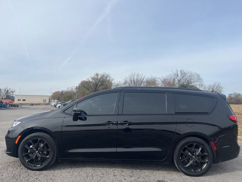 Used 2025 Chrysler Pacifica Limited image 7