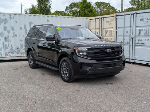 Used 2025 Ford Expedition Active RWD image 2