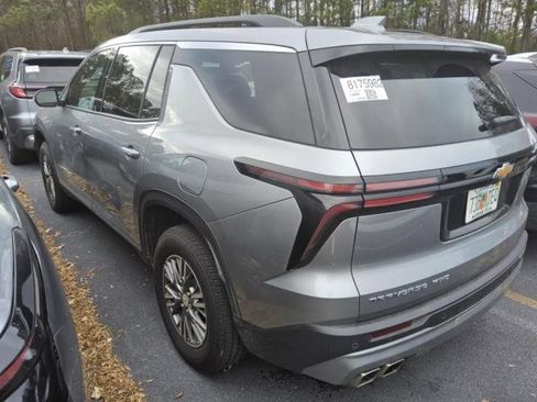 Used 2025 Chevrolet Traverse LT image 2
