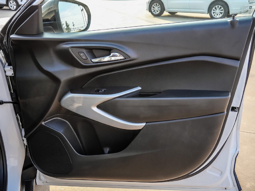 Used 2025 Chevrolet Trax RS w/ Sunroof Package FWD image 19