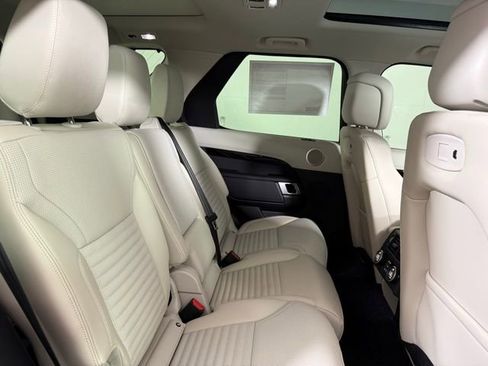 Certified 2025 Land Rover Discovery S image 31