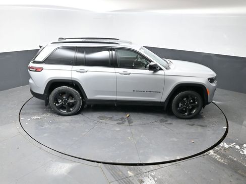 New 2026 Jeep Grand Cherokee Limited w/ Limited Altitude Package AWD/4WD image 30
