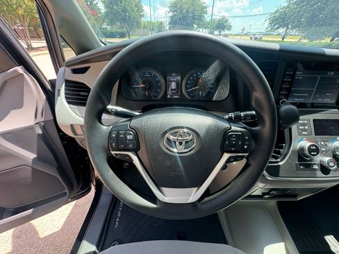 Used 2020 Toyota Sienna L image 21