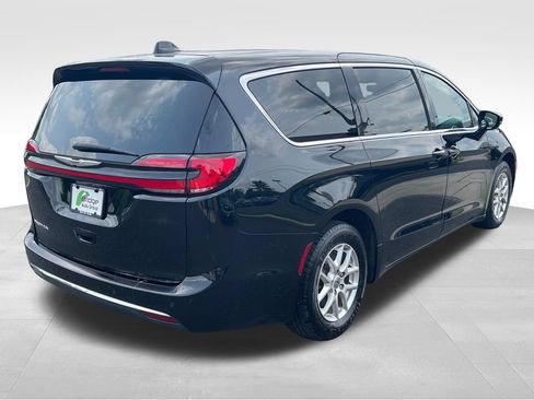 Used 2024 Chrysler Pacifica Touring FWD image 5