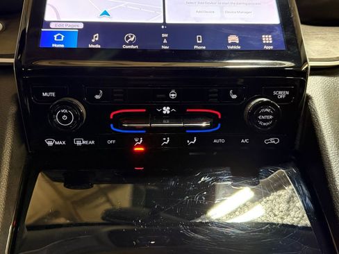 Used 2023 Jeep Grand Cherokee L Limited w/ Black Appearance Package image 29