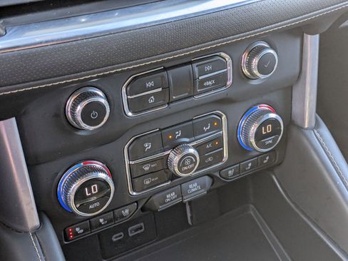 Used 2023 GMC Yukon SLT w/ SLT Premium Package image 22