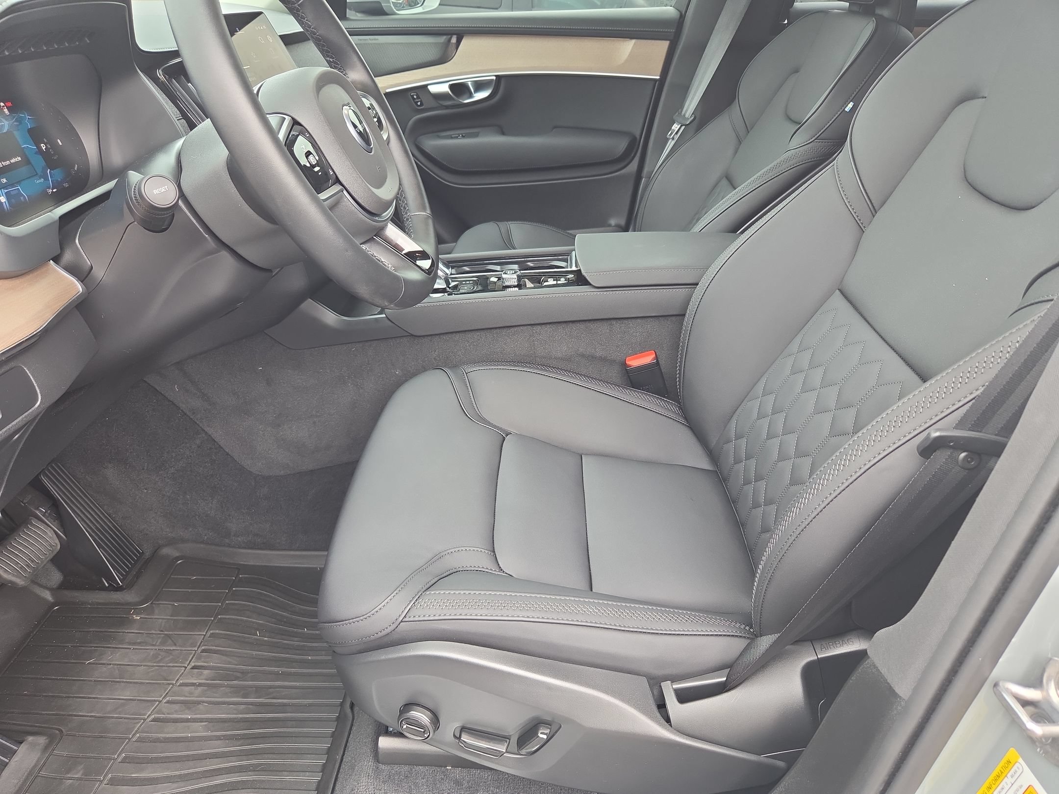 Used 2025 Volvo XC90 B5 Plus w/ Protection Package Premier AWD/4WD image 13