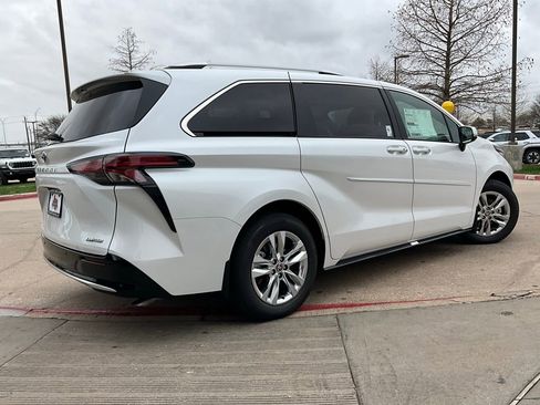 New 2026 Toyota Sienna Limited image 5