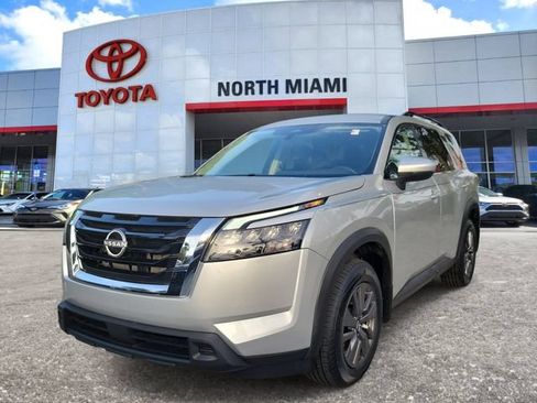 Used 2024 Nissan Pathfinder SV FWD image 2