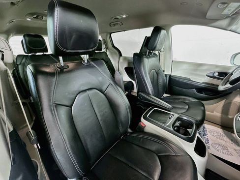 Used 2022 Chrysler Pacifica Touring-L w/ Uconnect Theater Family Group FWD image 29
