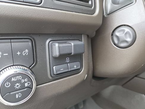 Used 2024 GMC Yukon XL SLT w/ SLT Luxury Package AWD/4WD image 13