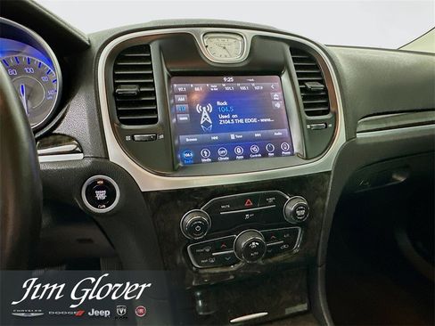 Used 2018 Chrysler 300 Limited image 31