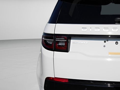Used 2025 Land Rover Discovery Sport S image 11