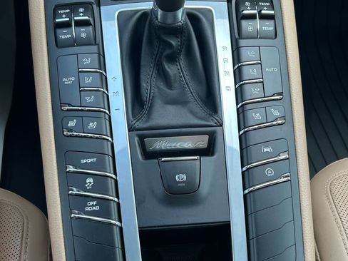 Used 2021 Porsche Macan AWD/4WD image 31