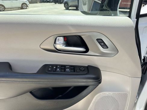Used 2024 Chrysler Pacifica Touring-L FWD image 19
