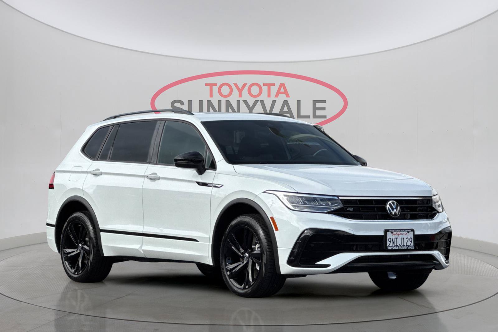 Used 2024 Volkswagen Tiguan SE R-Line FWD image 10