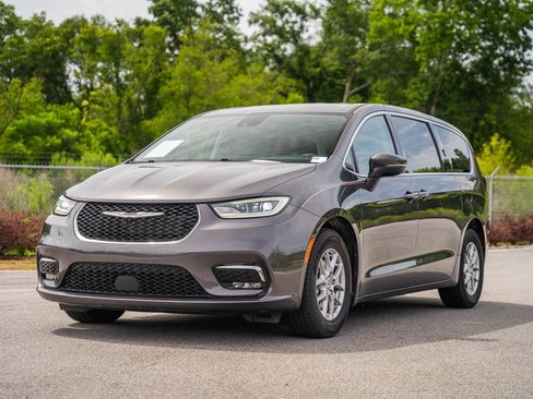 Used 2023 Chrysler Pacifica Touring-L FWD image 3