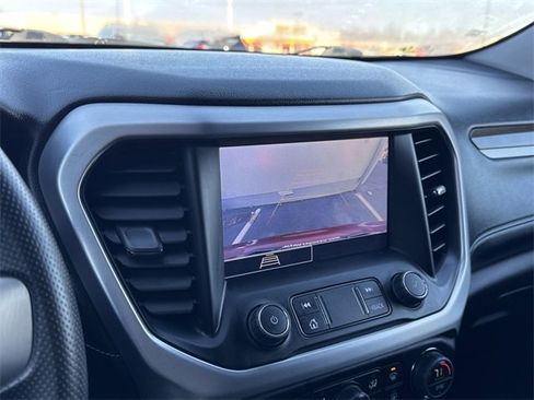 Used 2023 GMC Acadia SLE image 19