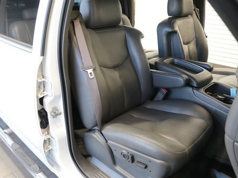 Used 2006 Chevrolet Silverado 2500 W/T AWD/4WD image 17