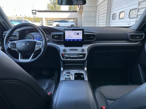 Used 2024 Ford Explorer XLT w/ Equipment Group 202A AWD/4WD image 18