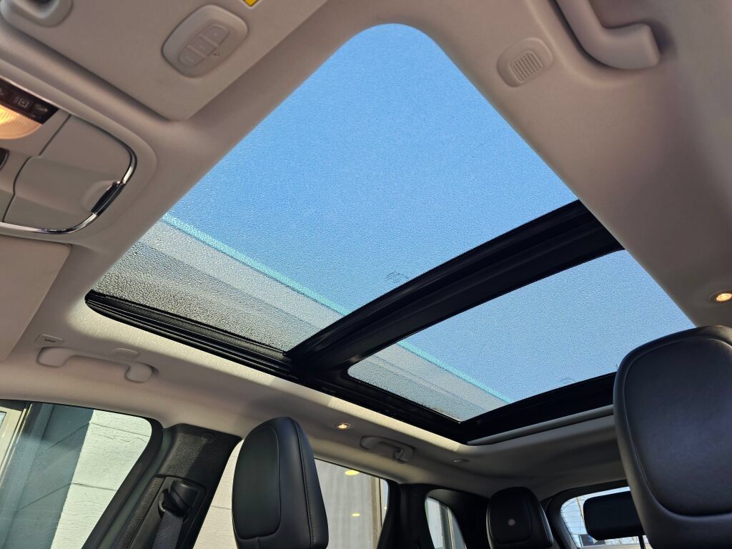 Used 2019 Jeep Cherokee Trailhawk AWD/4WD image 22